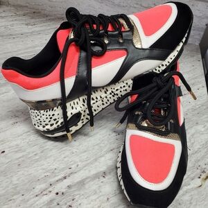 STEVE  MADDEN. Women  tennis shoes  sz 10